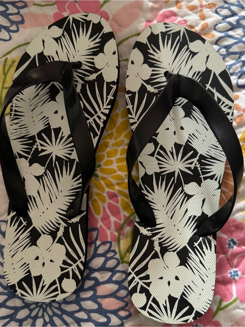 NIB SIZE 10 FLIP FLOPS (3 PAIR) - Picture 5 of 10